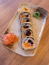 Rolki w tempurze Futomak łosoś z żurawiną - 6 szt. 