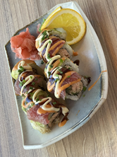 Super Maki v2  California z krewetką w tempurze obłożona tuńczykiem - 8 szt. 